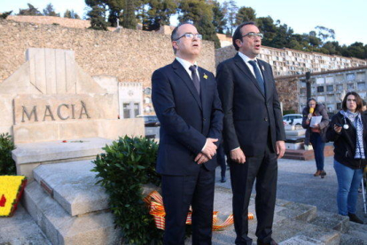 Los consellers destituidos Josep Rull y Jordi Turull cantan 'Els Segadors' delante de la tumba de Francesc Macià, en su homenaje al cementerio de Montjuïc, el 25 de diciembre de 2017.