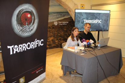 La consellera de Turisme, Inma Rodríguez i el gerent d'Argos, Julio Villar, durant la presentació de la programació del Tarrorífic.
