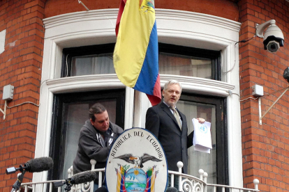 Imatge d'arxiu d'Assange al balcó de l'ambaixada de l'Equador a Londres.