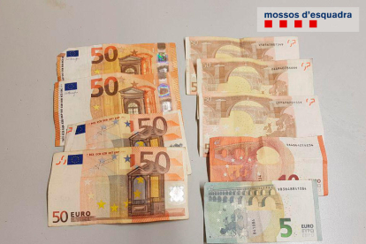 Imatge dels diners requisats pels Mossos d'Esquadra a la detenció.