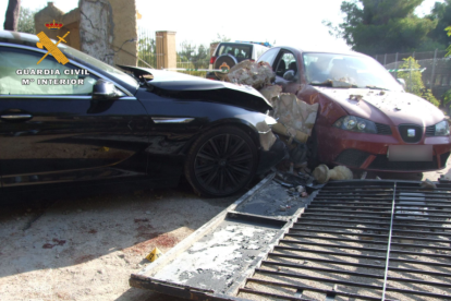 Imatge dels dos vehicles que van col·lidir a la sortida de la finca de la víctima.