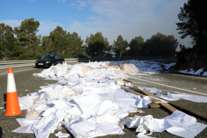 Gran quantitat de paper i bosses de plàstic escampades en un revolt de la N-240, al Coll de Lilla, entre Valls i Montblanc, després que un camió hagi perdut la càrrega. Imatge del 23 de novembre del 2017