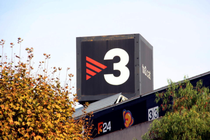 Logotip de TV3 situat al sostre dels estudis de TVC.