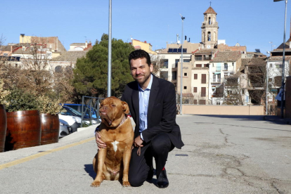 Imatge del denunciant, Jonas Amadeo Lucas, amb el gos Leben a Falset.