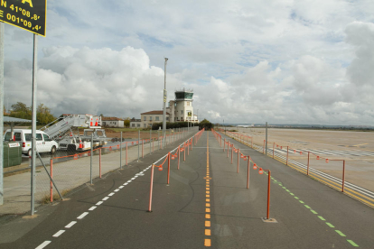 Imagen de archivo de la pista de aterrizaje del Aeropuerto de Reus, con la torre de control en el fondo.