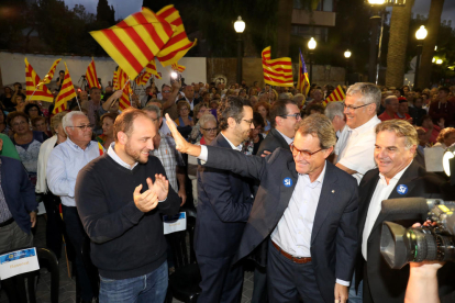 Artur Mas, Jordi Sendra y Joan Miquel Nadal, momentos antes de hacer su intervención ante|delante de unas quinientas personas.