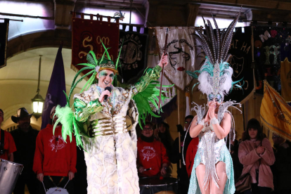 Carnestoltes reivindica un Carnaval de plomes i purpurina
