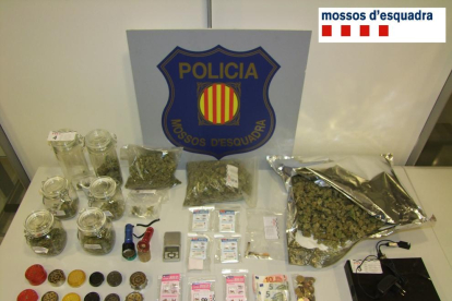 Plano general de la droga y de los efectos intervenidos en el operativo policial de los Mossos D'Esquadra que ha permitido desmantelar un punto de venta de marihuana en Tortosa.