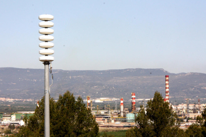Imagen de archivo de una de las sirenas de riesgo de accidente químico, con el polígono petroquímico norte de Tarragona, en el fondo.