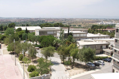 Imagen del edificio de Educación, estropeado por el paso del tiempo y que se trasladará al Campus Catalunya.