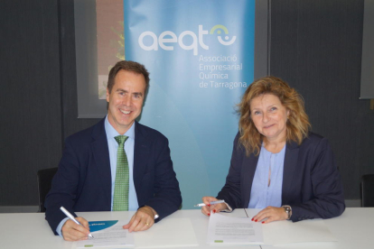 Teresa Pallarès, directora deneral de l'AEQT, i Jim Novack, director deneral de Dynatec, signant el conveni.
