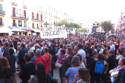 Centenares de personas se han concentrado en la plaza de la Font.