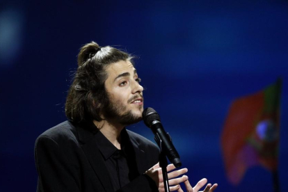 El músic Salvador Sobral durant l'actuació al Festival d'Eurovisión.
