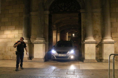 Un coche oficial sale del Palau de la Generalitat después de la cumbre del 25 de octubre por la tarde y que ha durado hasta el día 26 de madrugada.