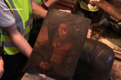 La policía interviniendo una de las obras de arte robadas por los detenidos.