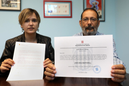 Maria Grau y Jordi Grau, nieta e hija de José Grau, con los documentos recibidos por la Generalitat.