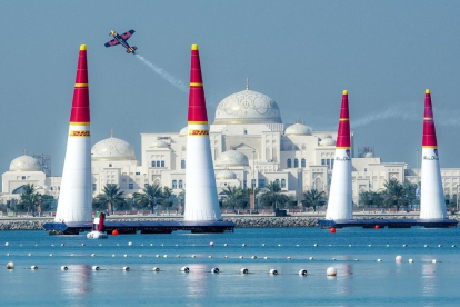 Imagen de una de las pruebas de la Red Bull Air Race, en este caso en Abu Dhabi.