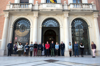 Imagen general del minuto de silencio en las puertas de la Diputación de Castellón en repulsa por el último caso de violencia contra las mujeres.