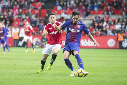 Juan Delgado, en la imagen jugando contra el Barça B, podría ser uno de los futbolistas que abandonarán el Nàstic en el mercado de invierno.