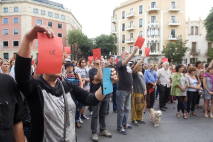 Una de les primeres protestes en favor dels refugiats va treure targeta vermella a la Unió Europea.