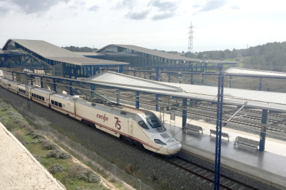 Imagen de archivo de un tren de gran velocidad a la estación del Camp de Tarragona