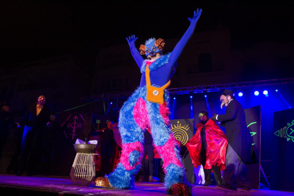 A l'esquerra, el Rei Carnestoltes dona pas a la festa.