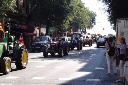 Els tractors circulant durant la marxa per la Rambla Vella de Tarragona.