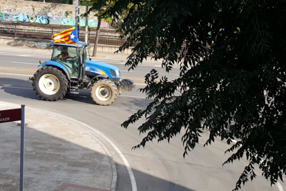 Un tractor arribant a Reus.