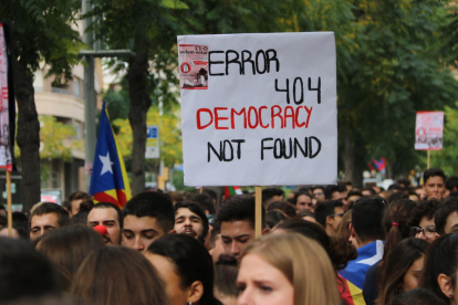 Primer pla d'un cartell a la manifestació estudiantil a Tarragona. Imatge del 28 de setembre de 2017