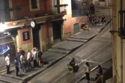 Captura del vídeo en que se muestra cómo un joven recorre sobre un contenedor la Baixada Misericòrdia.