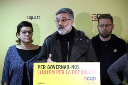 Els diputats electes de la CUP Carles Riera, Vidal Aragonés i Natàlia Sanchez en roda de premsa, el 10 de gener de 2018.