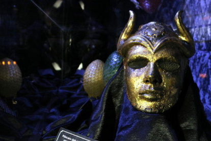 Una de las máscaras de la muestra 'GAME OF THRONES: THE TOURING EXHIBITION' dedicada a 'Juego de Tronos' en el Museu Marítim de Barcelona.