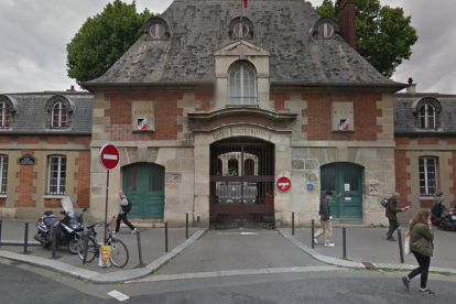 Imatge de l'entrada de l'hospital Saint Louis de París on es va realitzar la intervenció.
