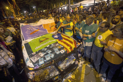 La Guardia Civil afirma que pidieron los Mossos que protegieran sus coches en el exterior de la conselleria de Economía.