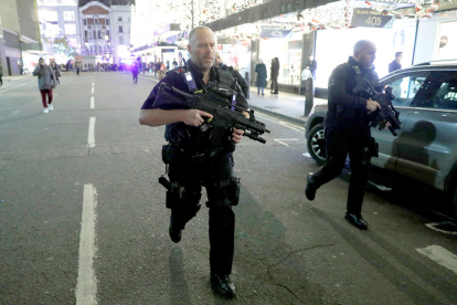 Policies armats corren cap a l'estació d'Oxford Circus, a Londres