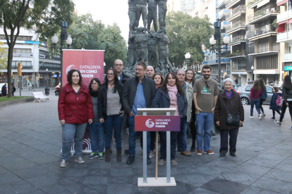 La candidatura de Catalunya en Comú a Tarragona, amb Xavier Domènech, al davant del Monument als Castellers