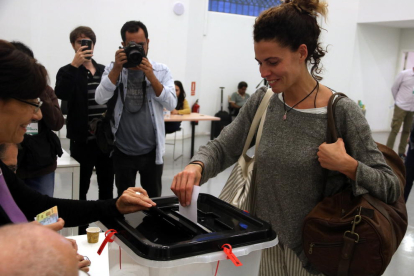Imatge d'una noia votant l'1-O.