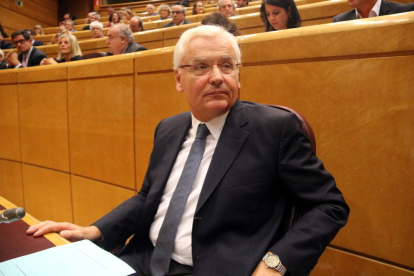 El delegado el Gobierno en Madrid, Ferran Mascarell, sentado a la comisión del Senado donde, finalmente, no ha podido intervenir.