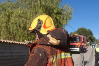 Imatge d'un dels bombers intentant apagar l'incendi.