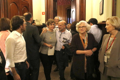 Els diputats Anna Simó i Germà Bel, contents a la sortida de la reunió de JxSí, aquest dijous, al Parlament.