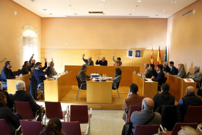 Pla general del ple extraordinari de l'Ajuntament de Torrembarra, amb el regidor Lluís Suñé i la resta del govern votant contra la seva reprovació. Imatge del 10 de gener del 2018