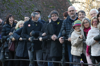 Carles Puigdemont amb alguns dels candidats que l'han acompanyat a Bruges.