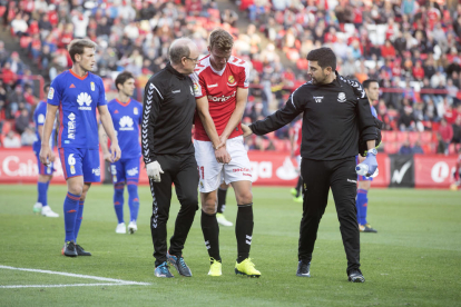 Manu Barreiro es atendido por los servicios médicos del Nàstic durante el partido contra el Oviedo en casa.