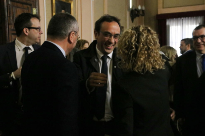 Josep Rull rient amb Meritxell Roigé abans del ple d'investidura a Tortosa