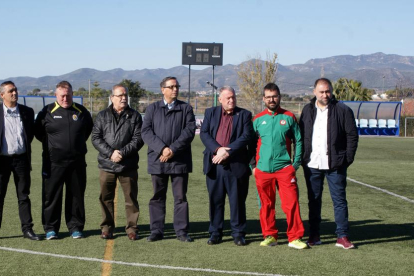 Representants del CF l'Arboç i de la Federació Catalana de Futbol