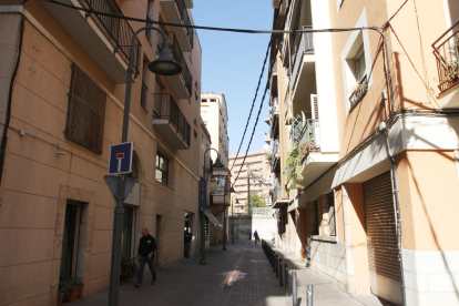 Los cables están muy descolgados en esta calle del barrio.