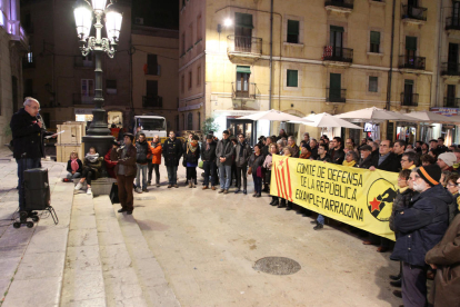 Imatge dels assistents a la concentració celebrada ahir al vespre a la plaça de la Font.