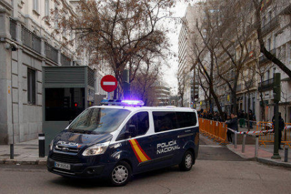 Pla mitjà de la furgoneta de la policia espanyola amb Jordi Sànchez gira cap al carrer del Tribunal Suprem.