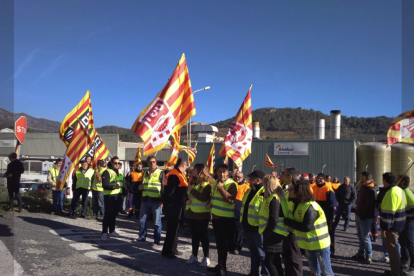 La concentración de los trabajadores de Abelan en Alcover para conservar sus lugares de trabajo corta la C-14.