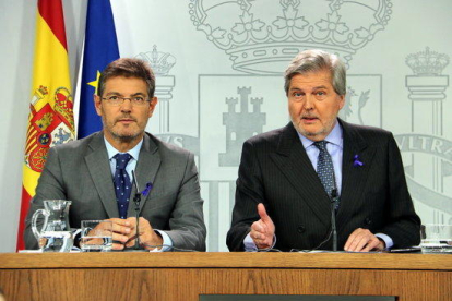 A l'esquerra, el ministre de Justícia, Rafael Catalá, i el portaveu del govern espanyol, Íñigo Méndez de Vigo.